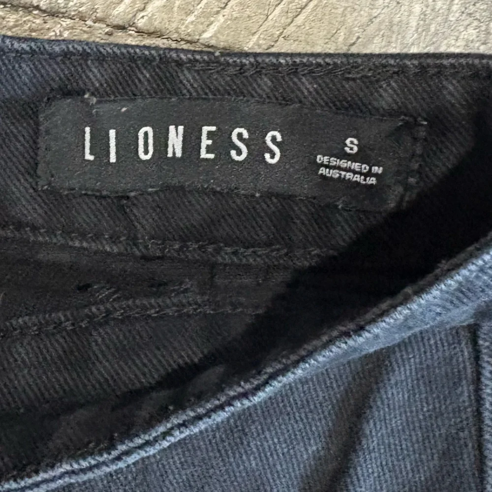 Lioness‎ Black Denim Mini Skirt Small Front Slit Zip Back Edgy Streetwear